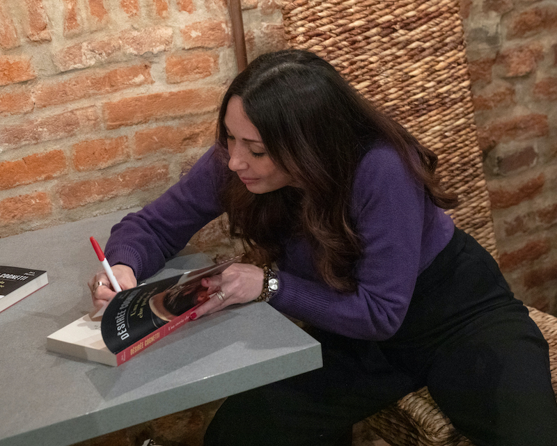 “Una storia che parla di te”, messaggio in bottiglia di una scrittrice per ritrovare il fratello