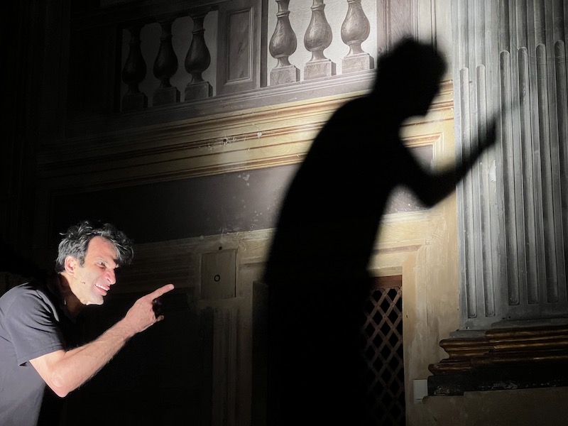 La pièce teatrale sulla vita di don Milani, un racconto che interpella e inquieta