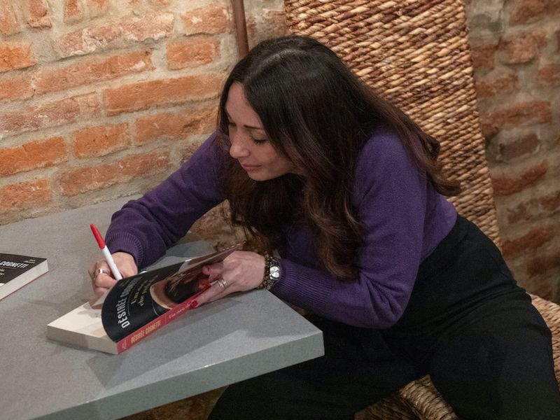 “Una storia che parla di te”, messaggio in bottiglia di una scrittrice per ritrovare il fratello